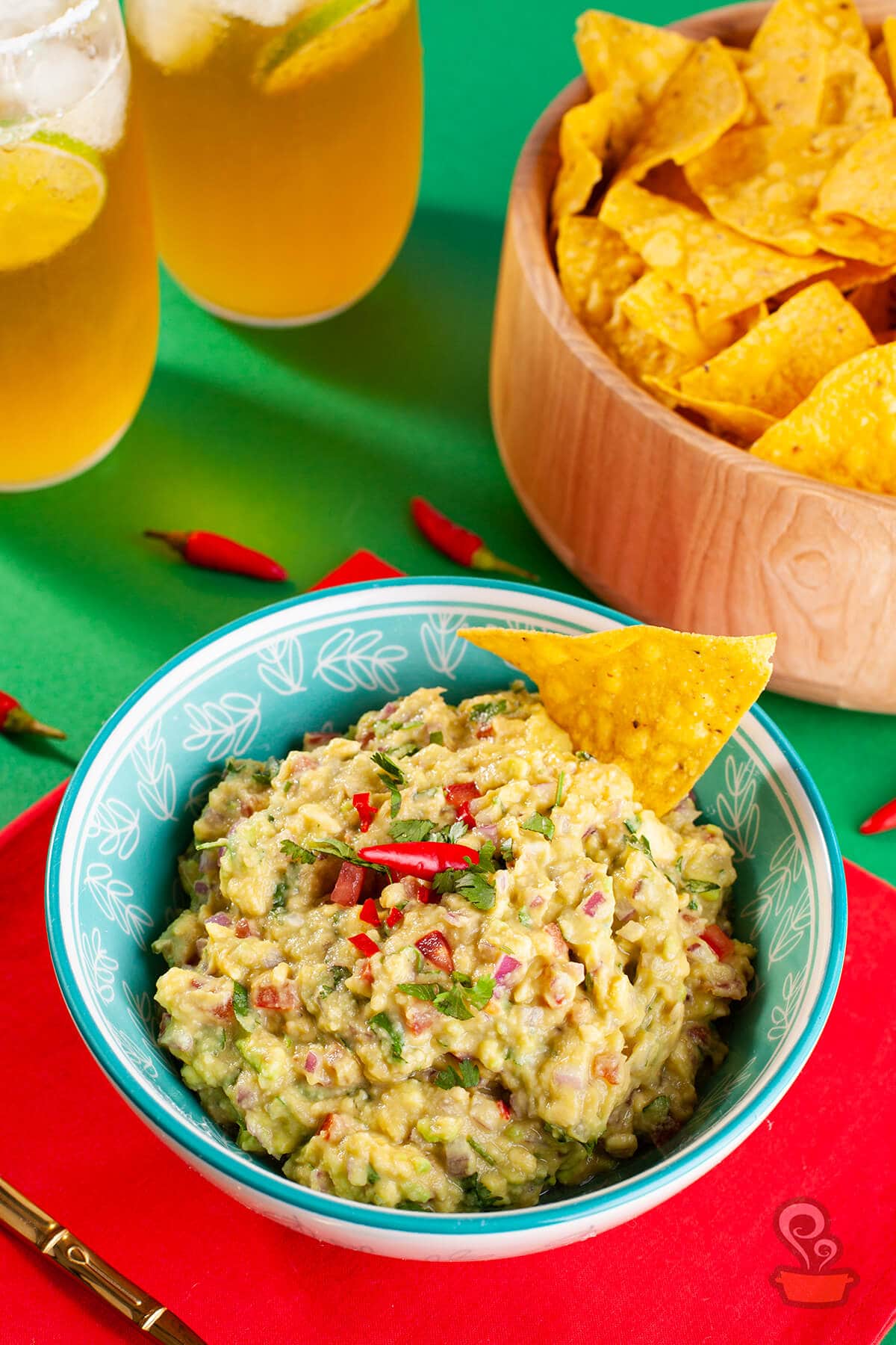 Guacamole saudável finalizado com textura cremosa e pedaços de tomate e cebola