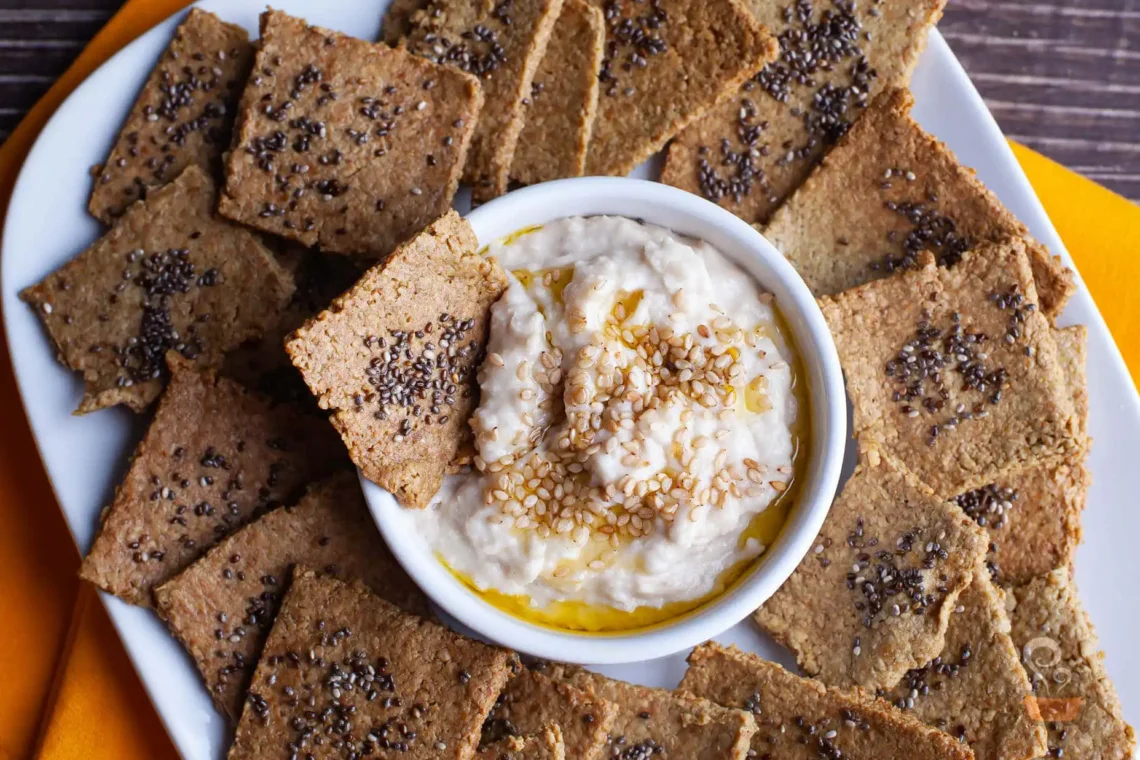 Biscoito de semente de girassol saudável e crocante servido com molho de iogurte