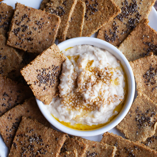 Biscoito de semente de girassol saudável e crocante servido com molho de iogurte