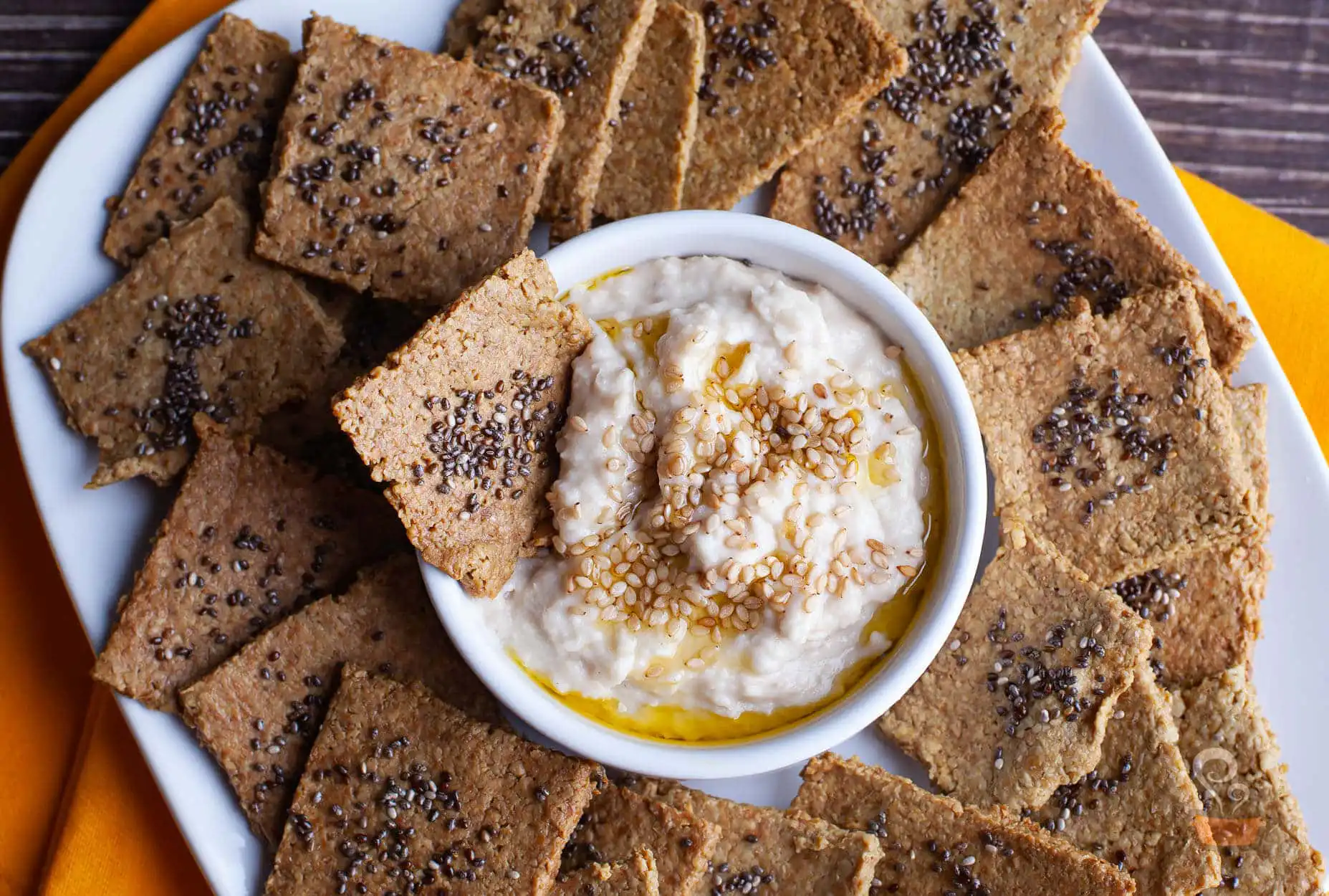 Biscoito de semente de girassol saudável e crocante servido com molho de iogurte