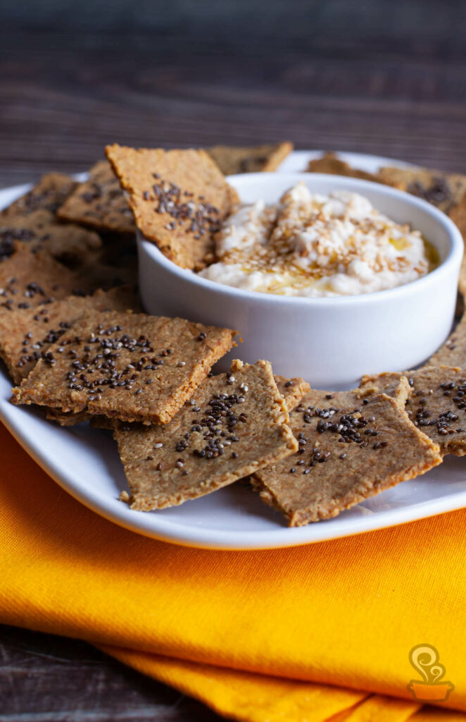 Biscoito de semente de girassol - querocomidadeverdade.com.br Biscoito de semente de girassol saudável e crocante servido com molho de iogurte