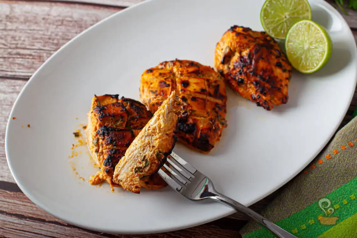 Filé de frango marinado com iogurte - Quero Comida de Verdade - Receita Saudável