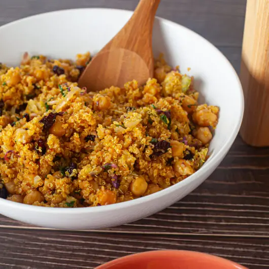 Salada de quinoa assada - Receita saudável - Quero Comida de Verdade